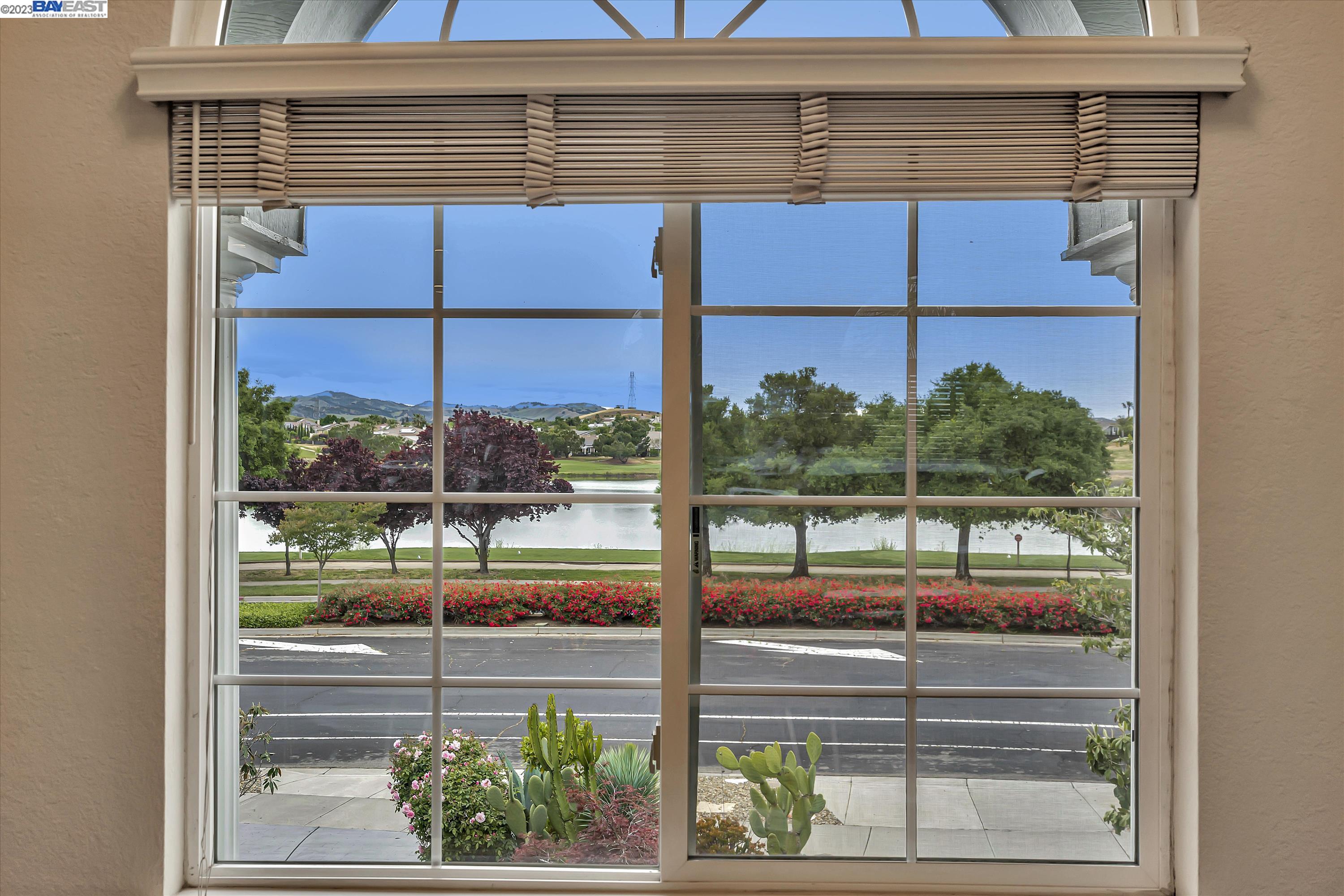 24 E Country Club Dr
