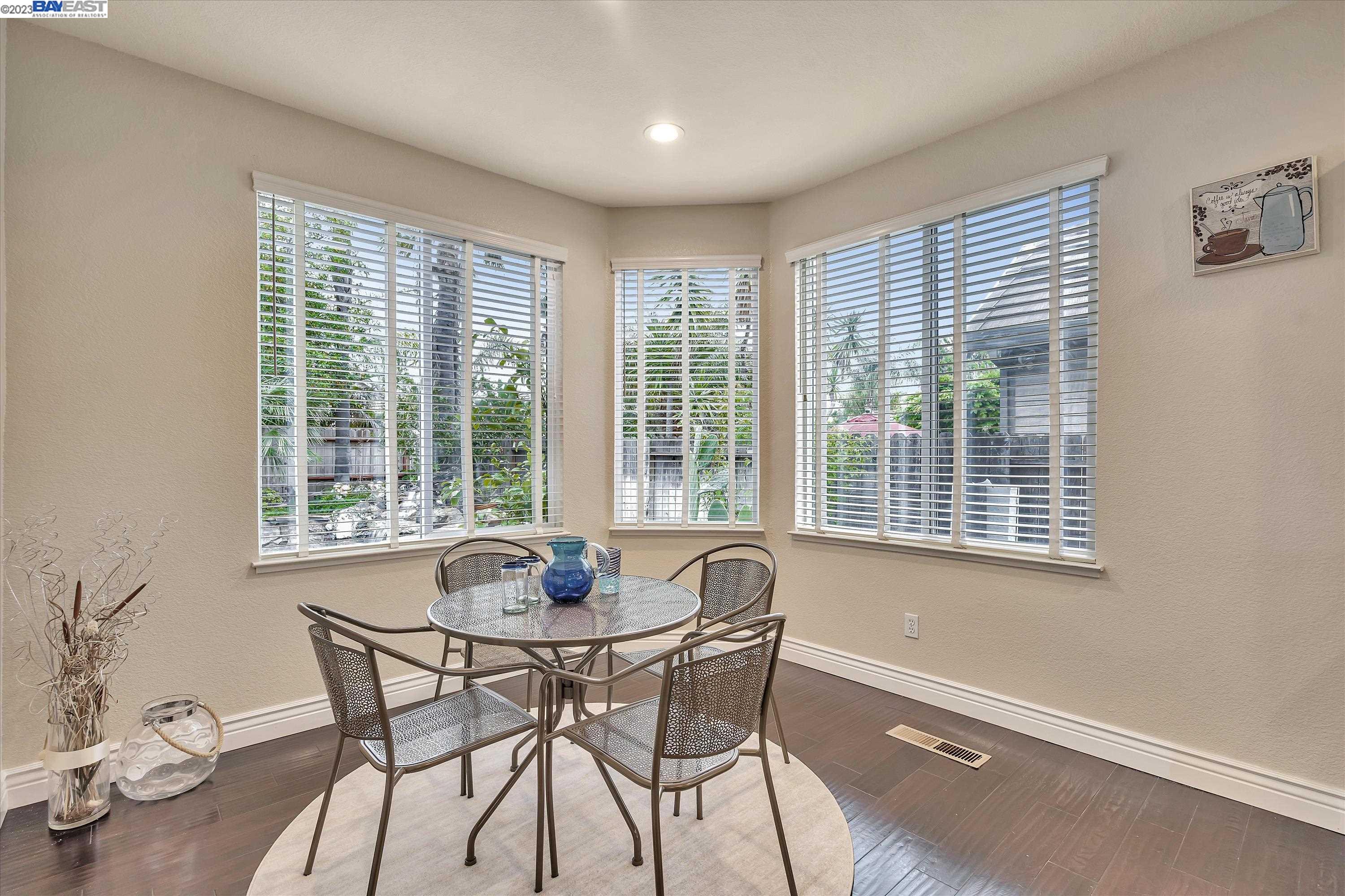 24 E Country Club Dr