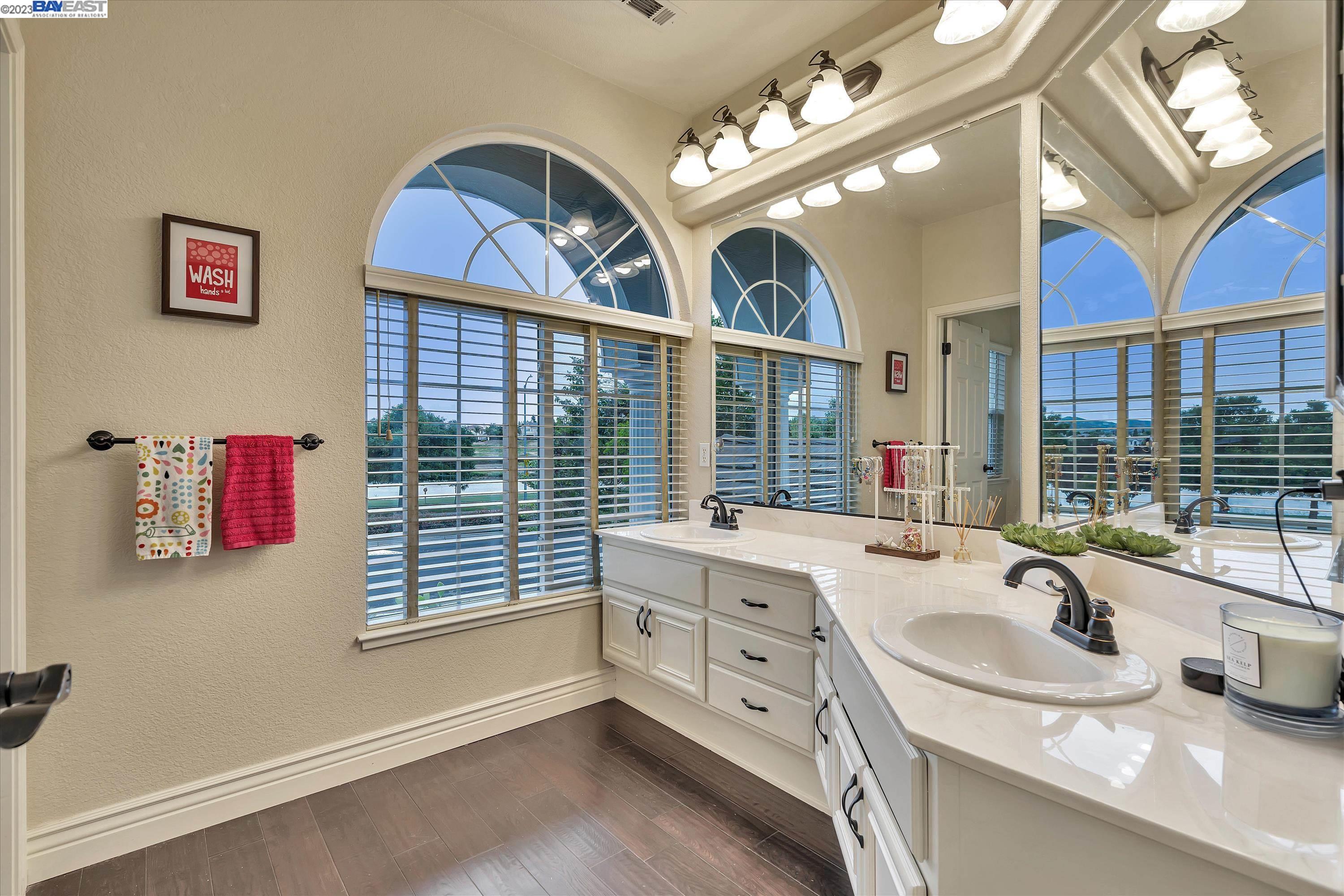 24 E Country Club Dr