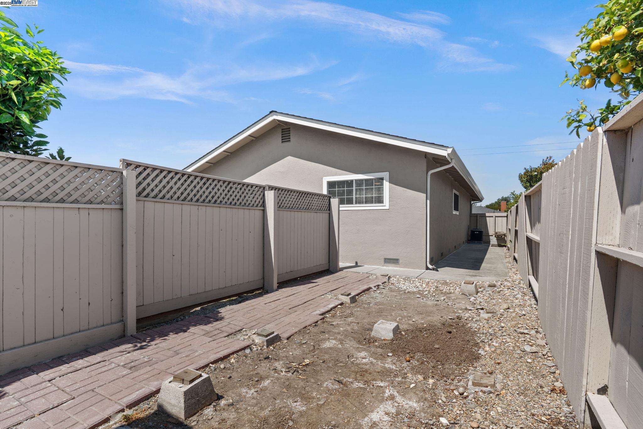 37881 Manzanita St