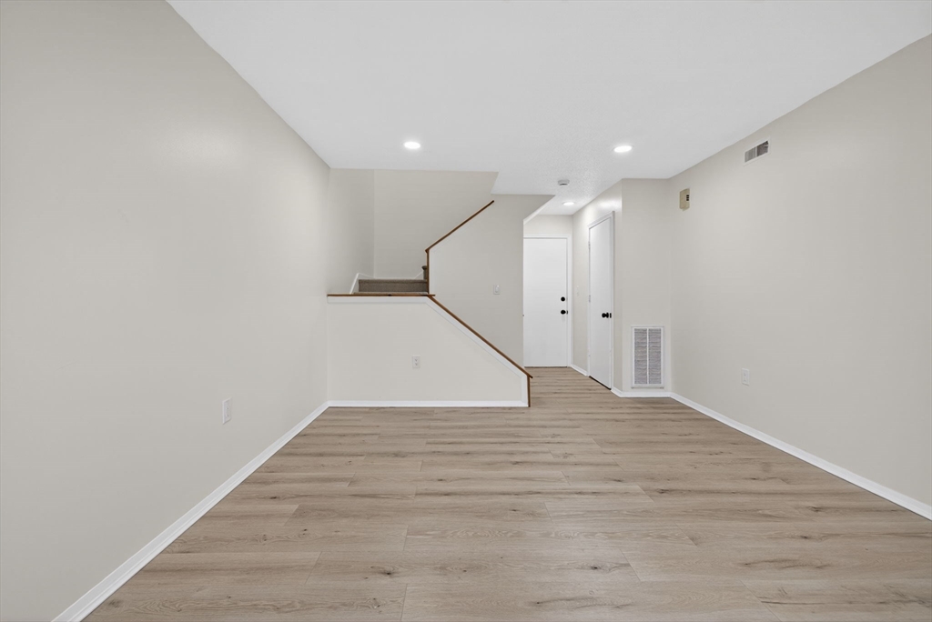 60 Laurelwood # 3 Unit: 32-3