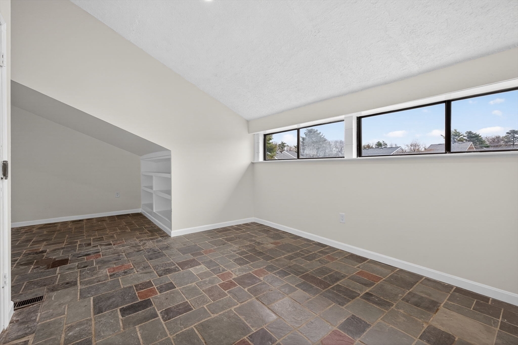 60 Laurelwood # 3 Unit: 32-3