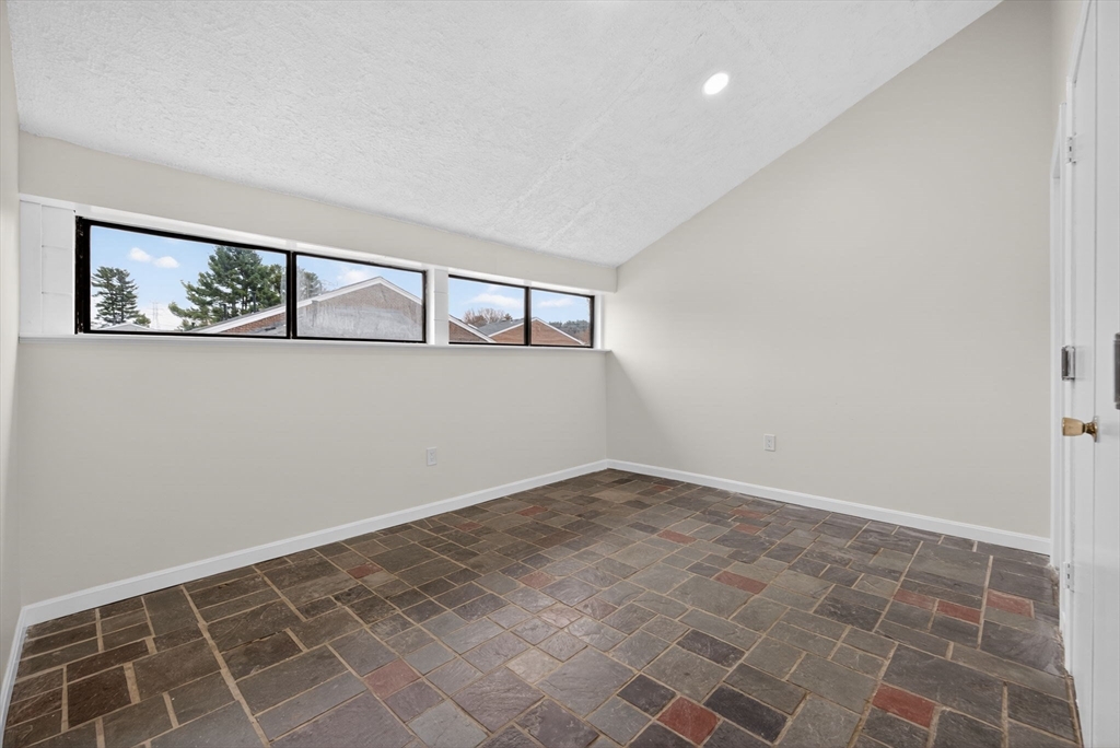60 Laurelwood # 3 Unit: 32-3