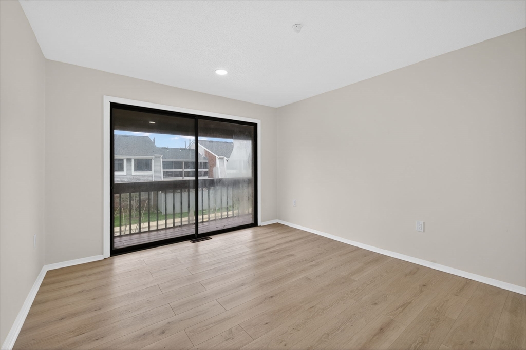 60 Laurelwood # 3 Unit: 32-3