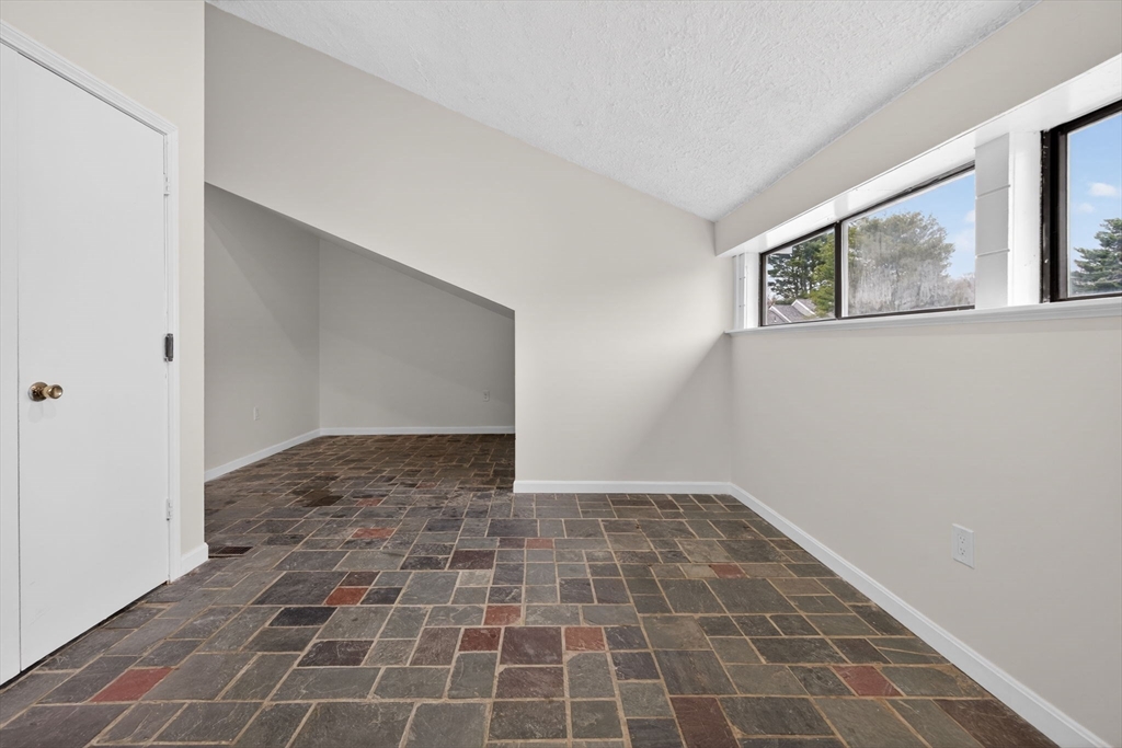 60 Laurelwood # 3 Unit: 32-3