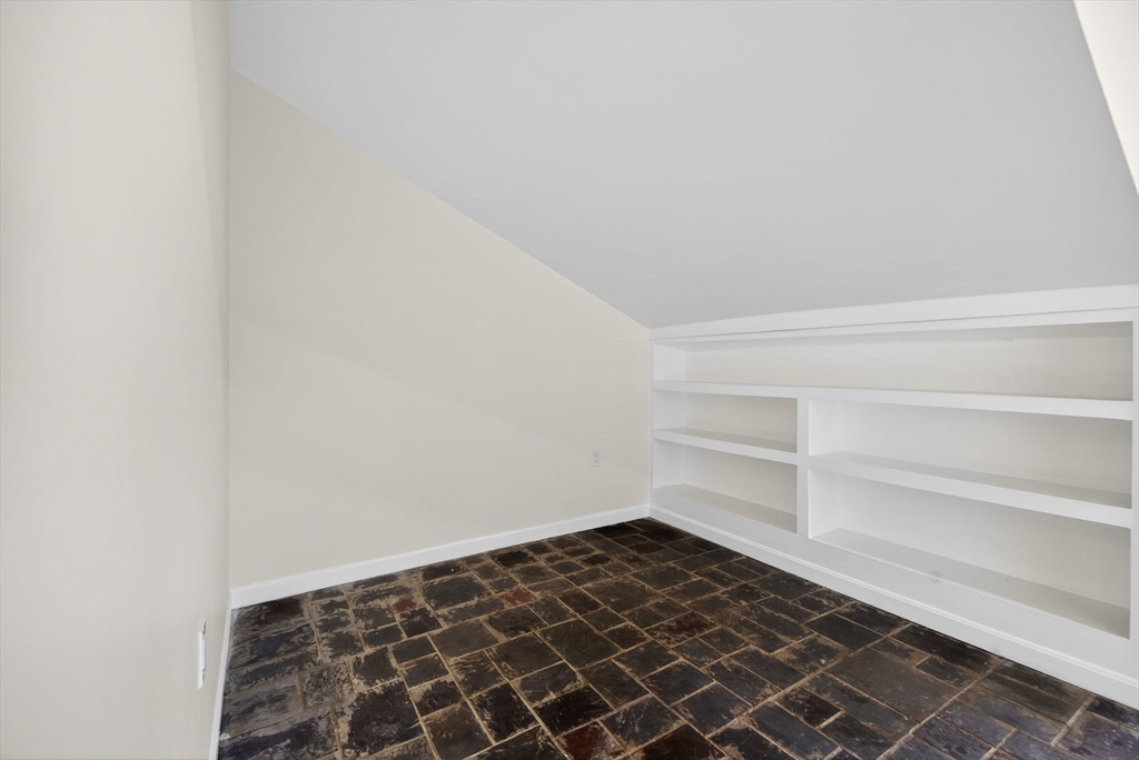60 Laurelwood # 3 Unit: 32-3