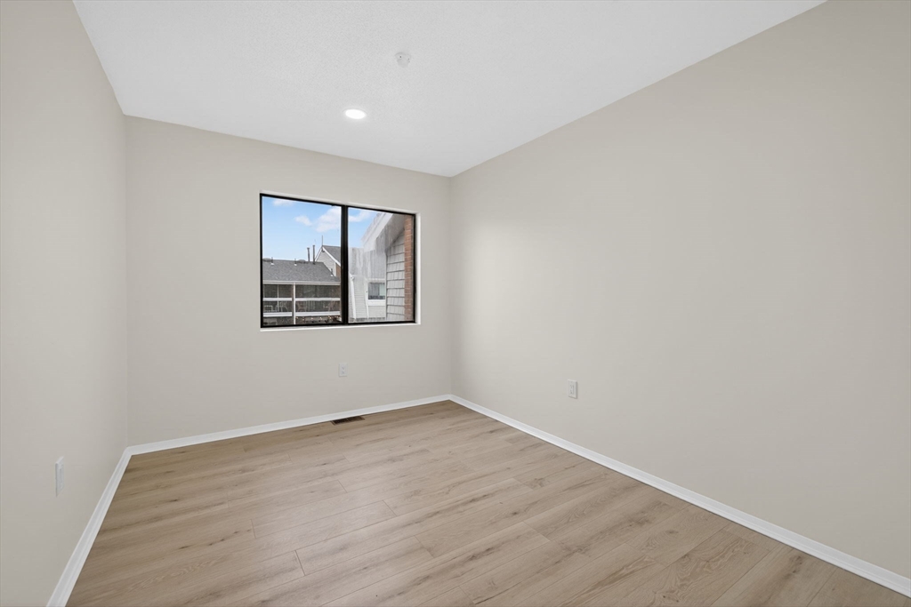 60 Laurelwood # 3 Unit: 32-3