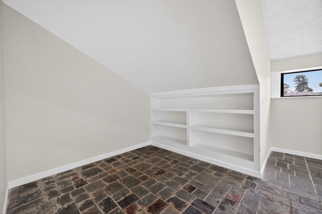 60 Laurelwood # 3 Unit: 32-3