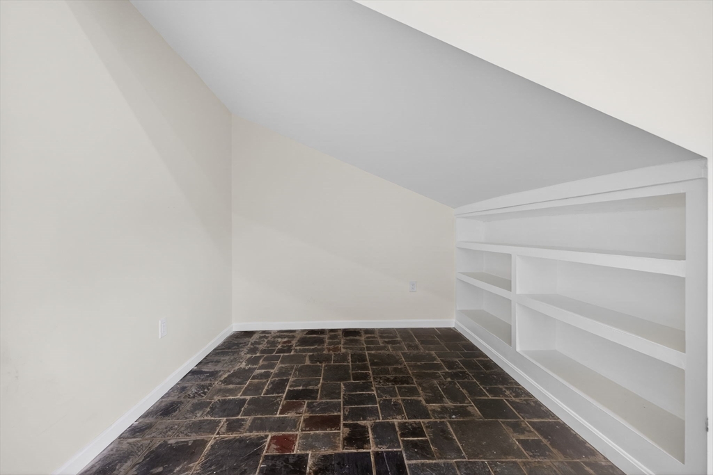 60 Laurelwood # 3 Unit: 32-3