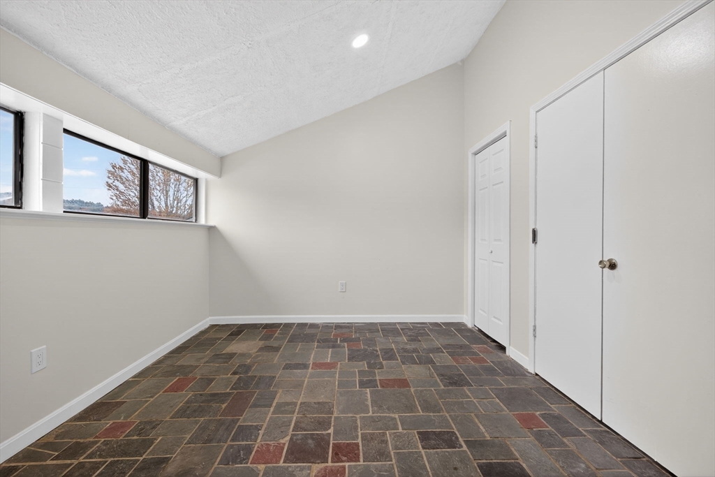 60 Laurelwood # 3 Unit: 32-3