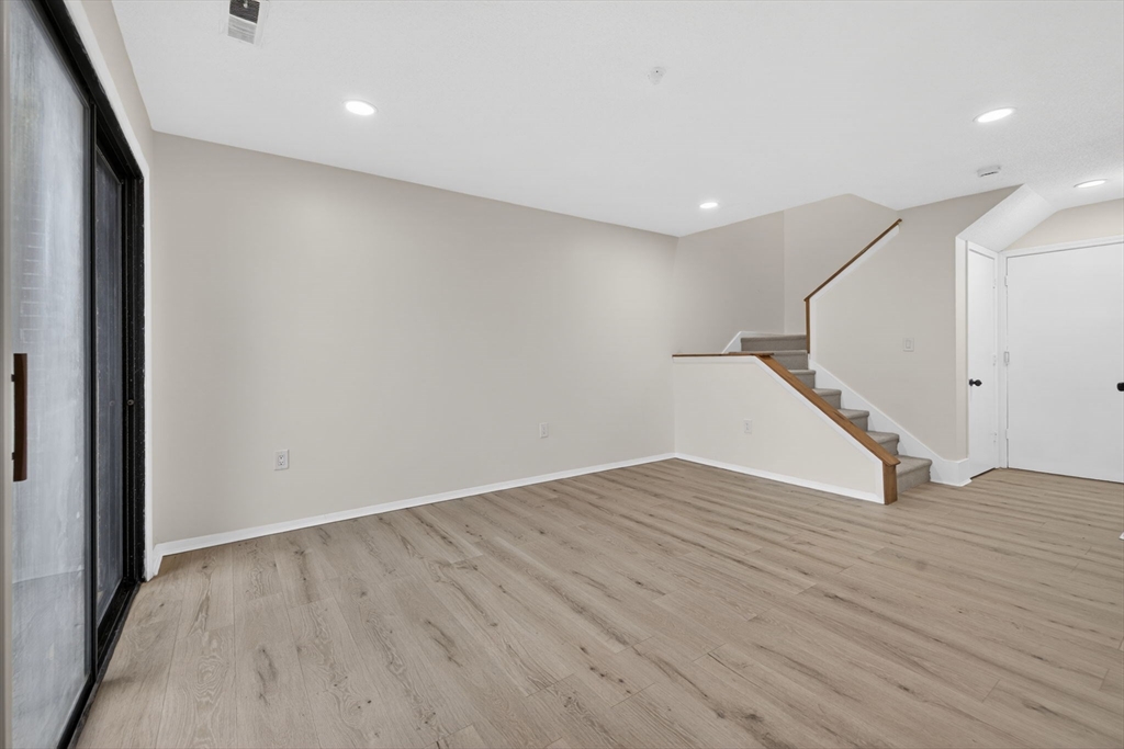 60 Laurelwood # 3 Unit: 32-3