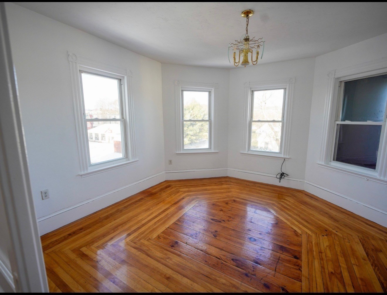 2-4 Greenwood St Unit: 3-Room