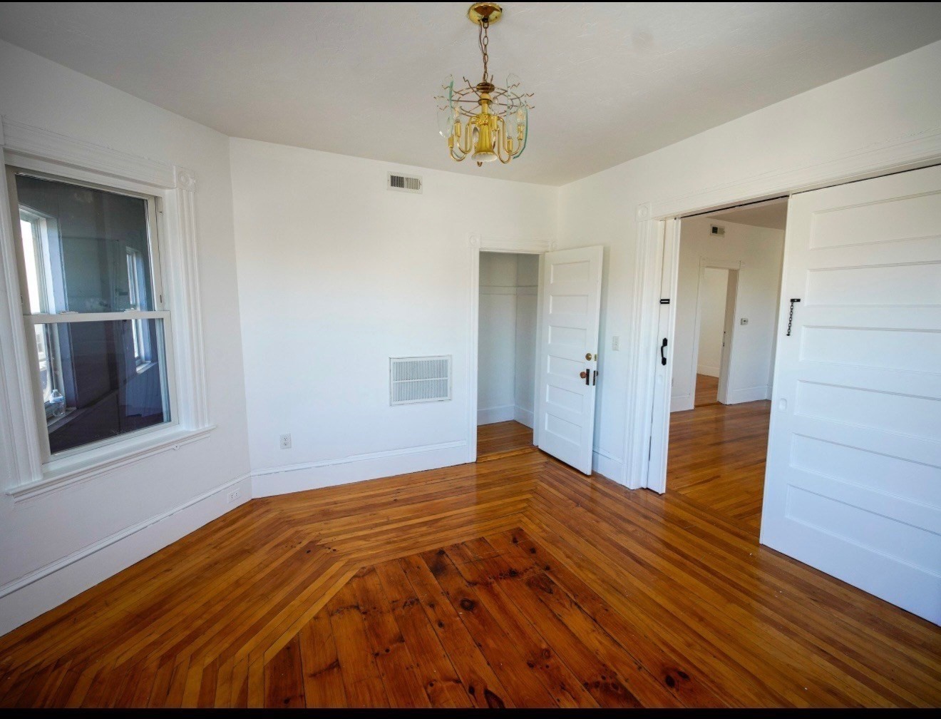 2-4 Greenwood St Unit: 3-Room