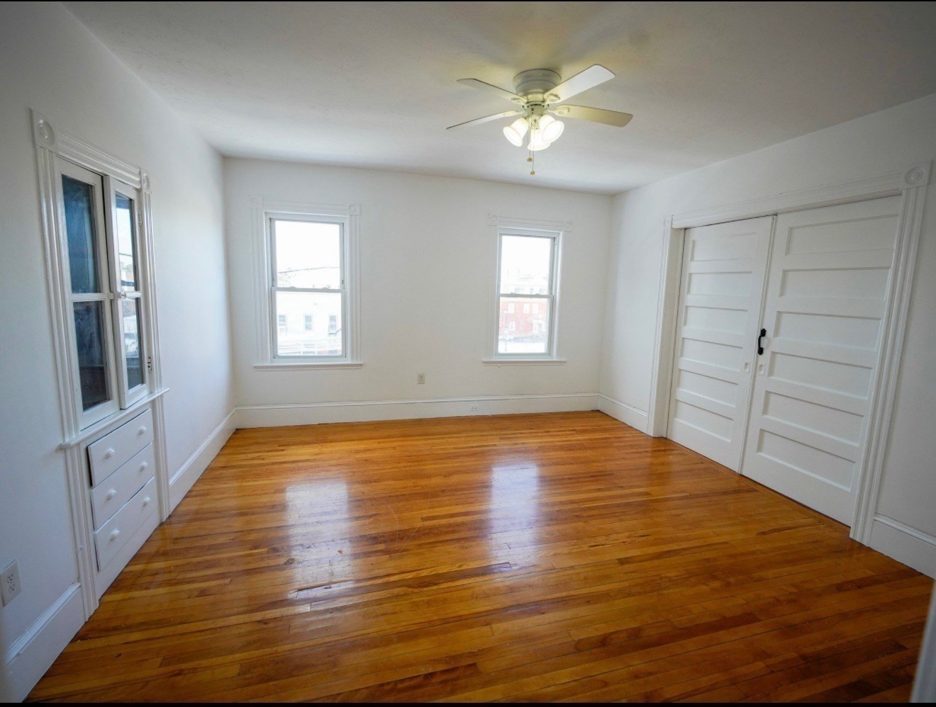 2-4 Greenwood St Unit: 3-Room