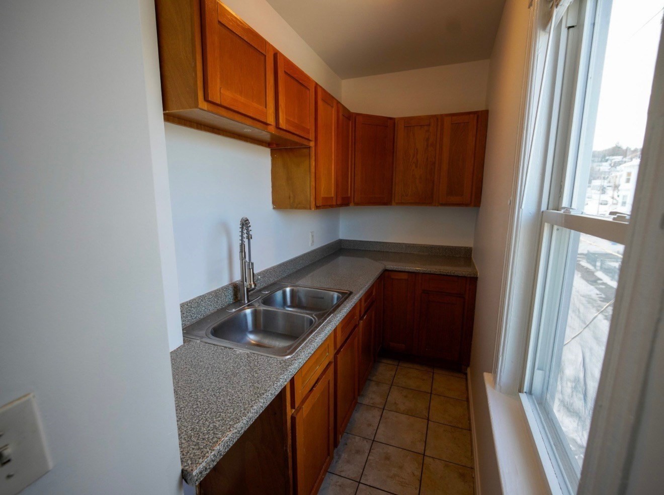 2-4 Greenwood St Unit: 3-Room
