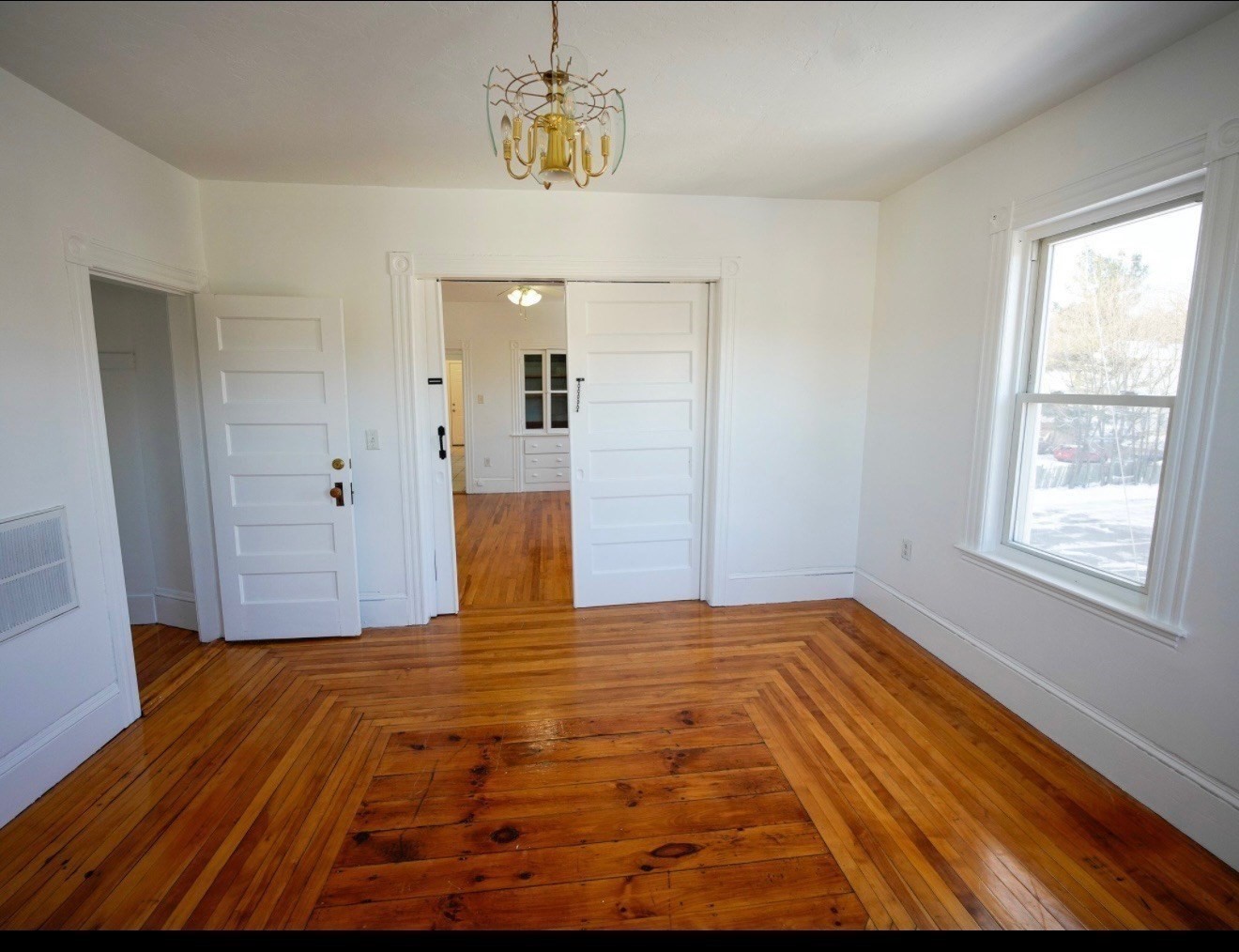 2-4 Greenwood St Unit: 3-Room
