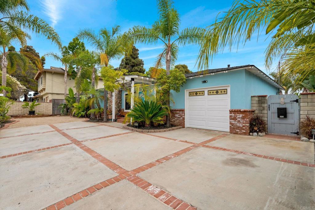 1213 Vista Way