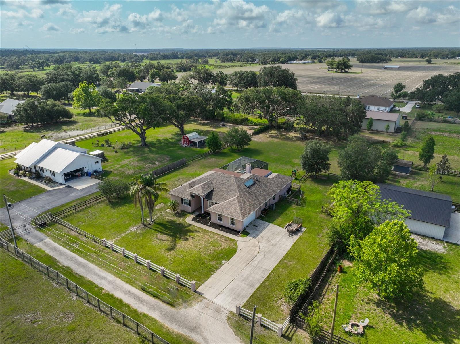 611 ROBINSON OAKS LN