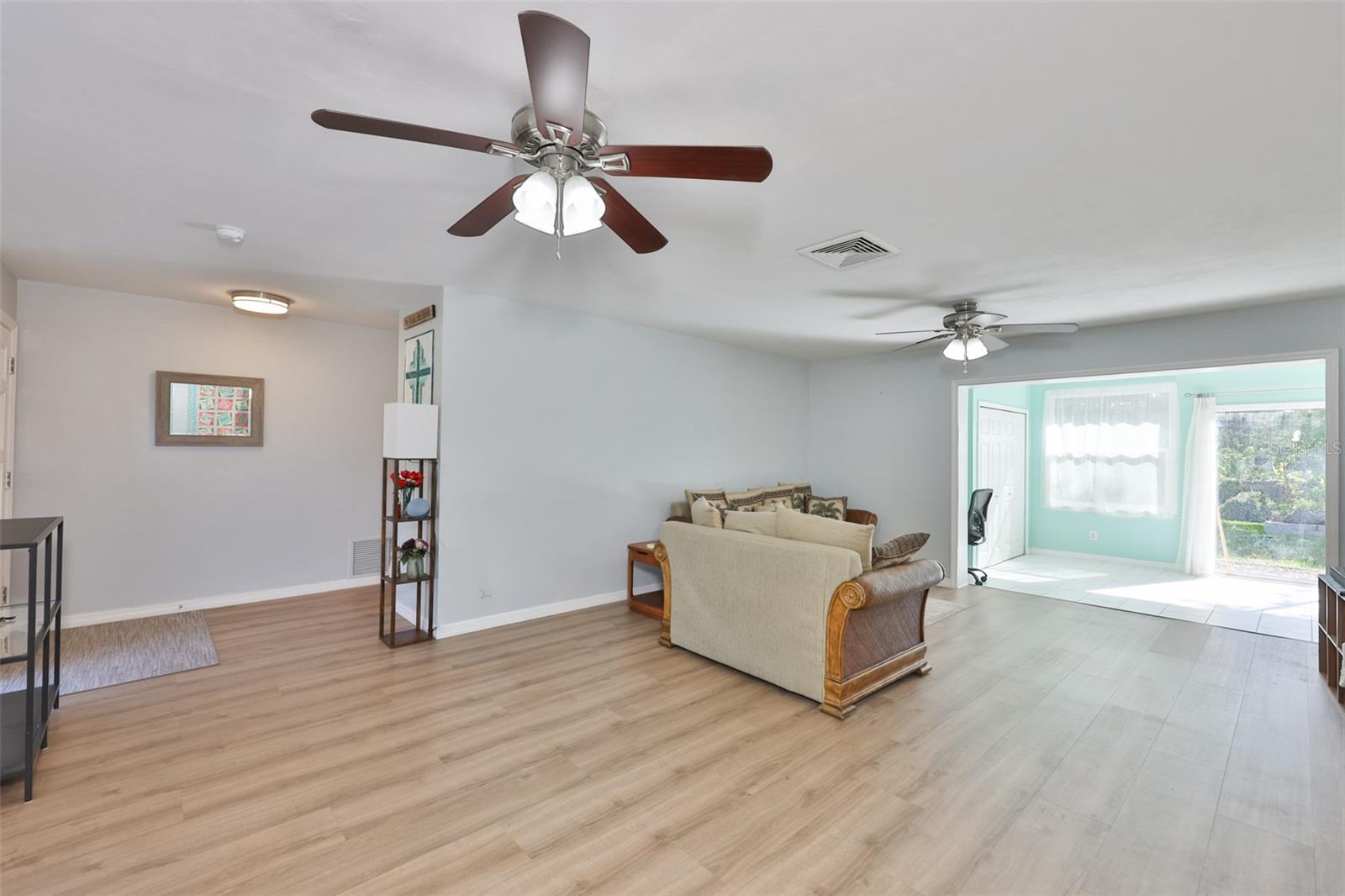 2335 SURREY LN