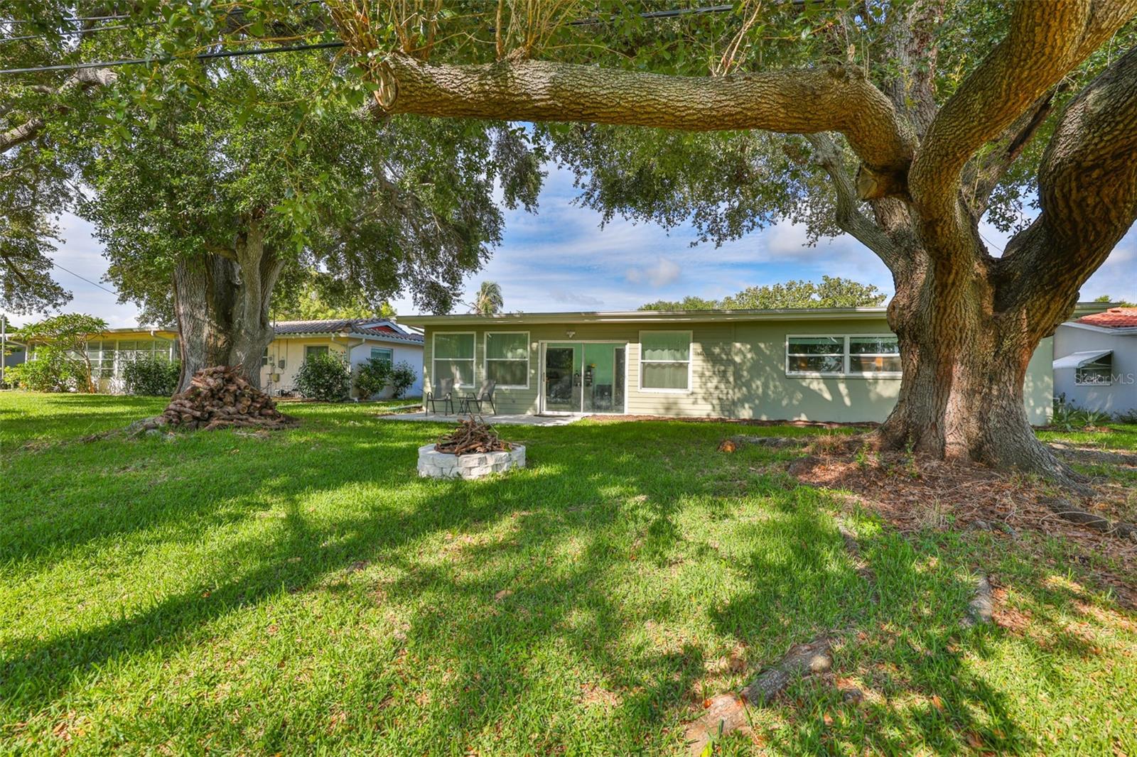 2335 SURREY LN