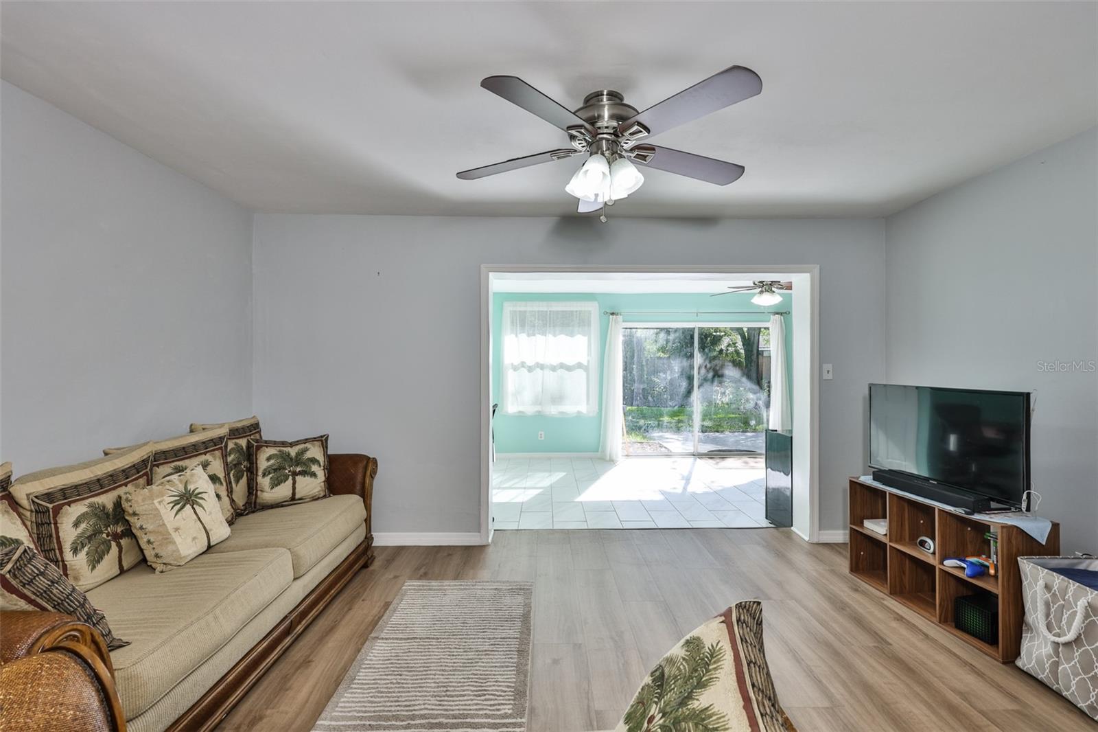 2335 SURREY LN