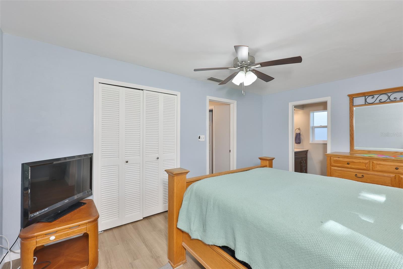 2335 SURREY LN