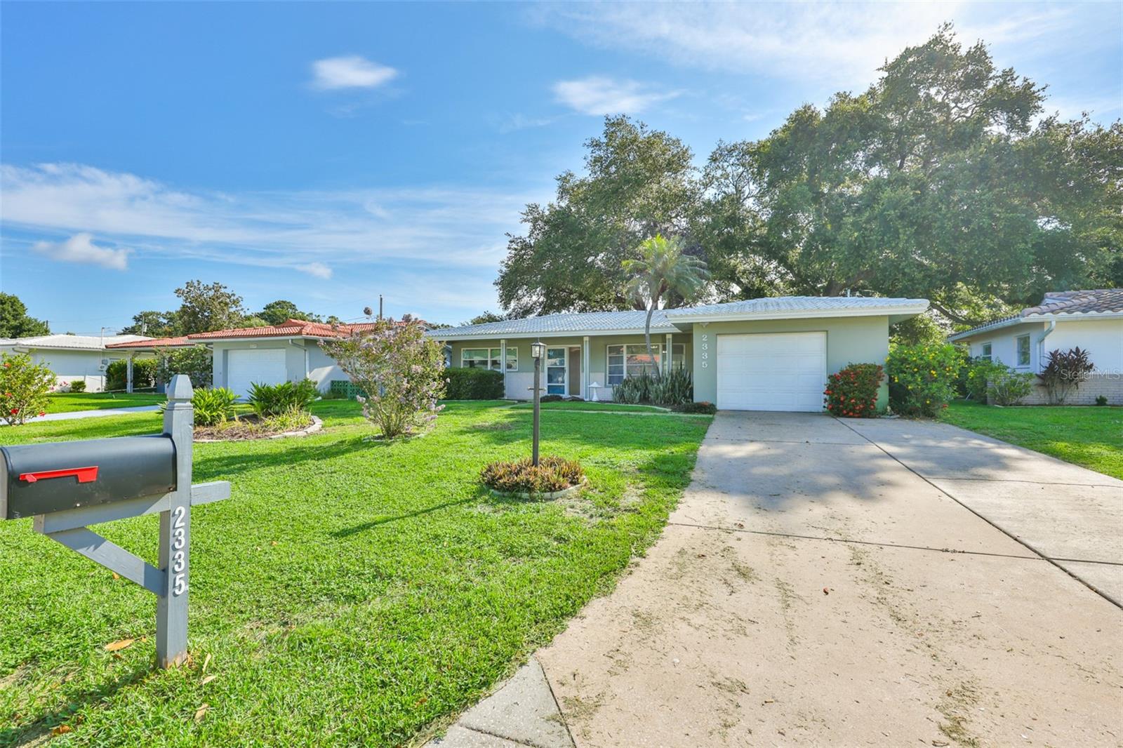 2335 SURREY LN