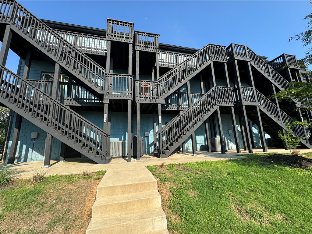 1999 N Bourbon Drive