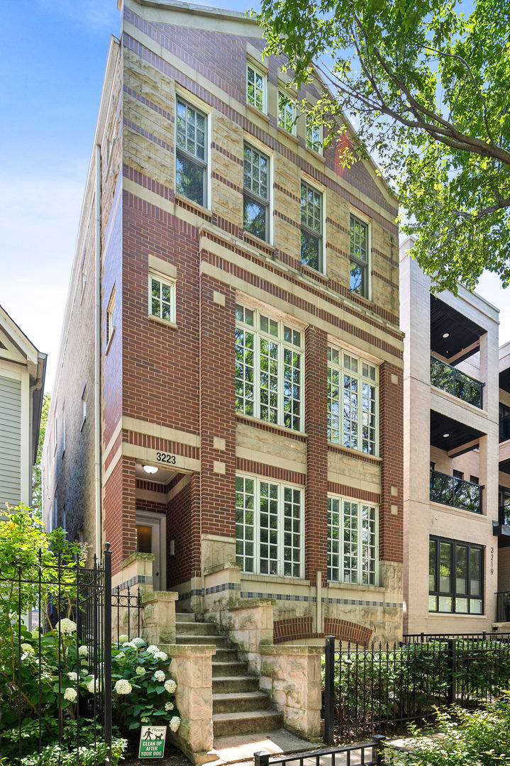 3223 N SEMINARY Avenue Unit: 3