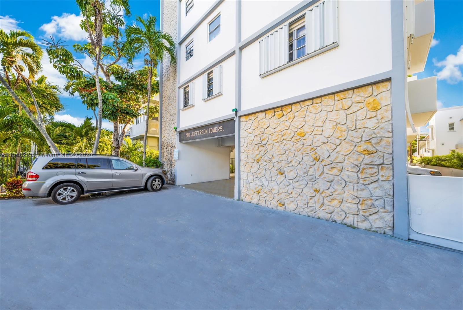 910 Jefferson Ave # 4A