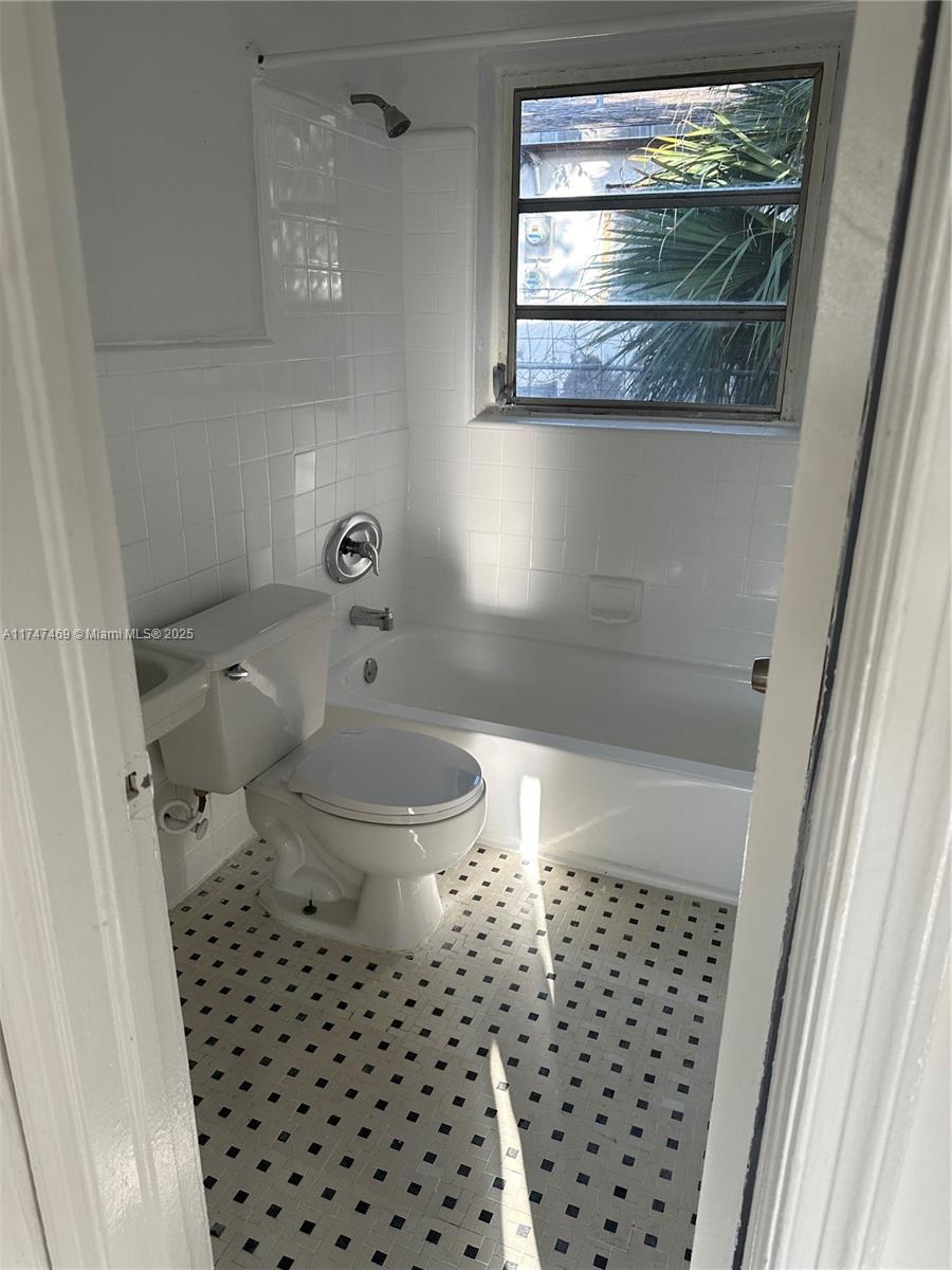 1225 NE 111th St # 1