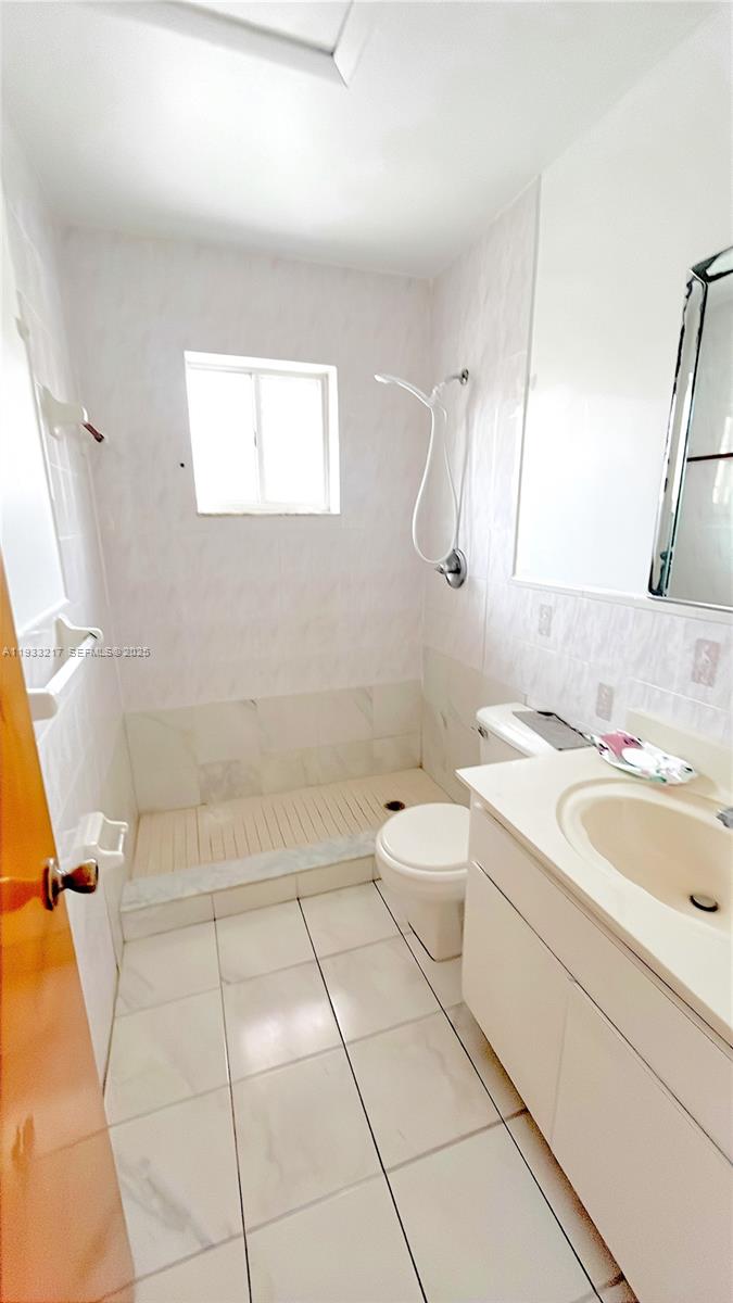 2220 W 74th St # 16 Unit: 201-16