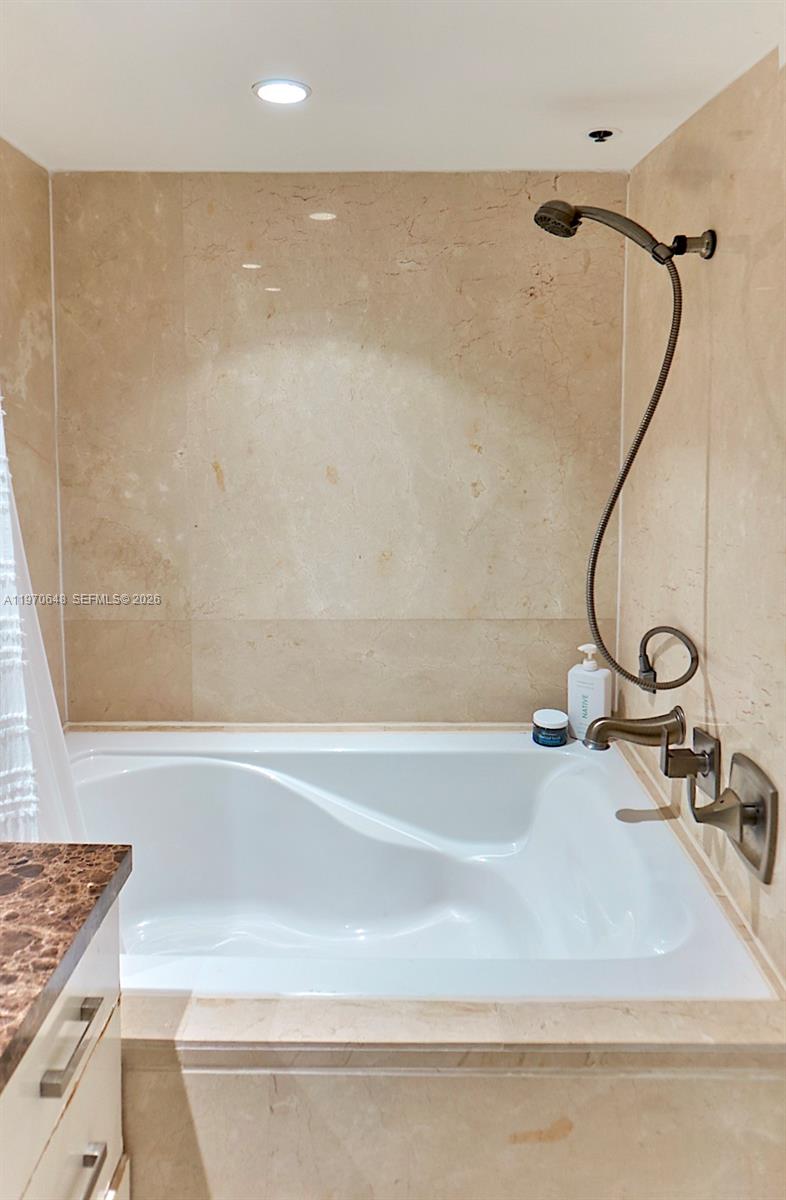 1717 N Bayshore Dr # 3334