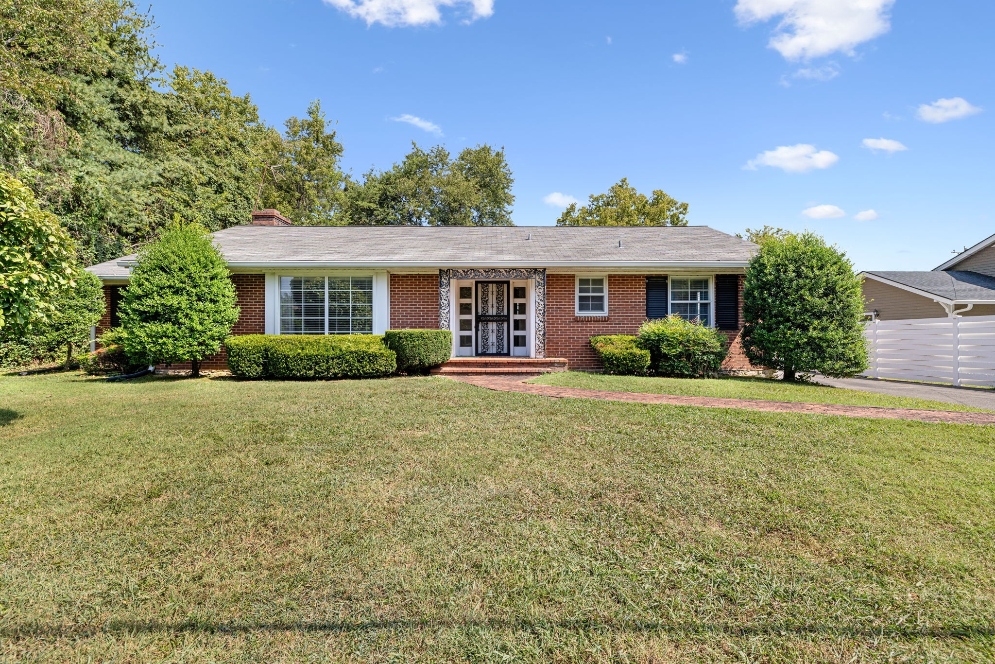 102 Battle Ave
