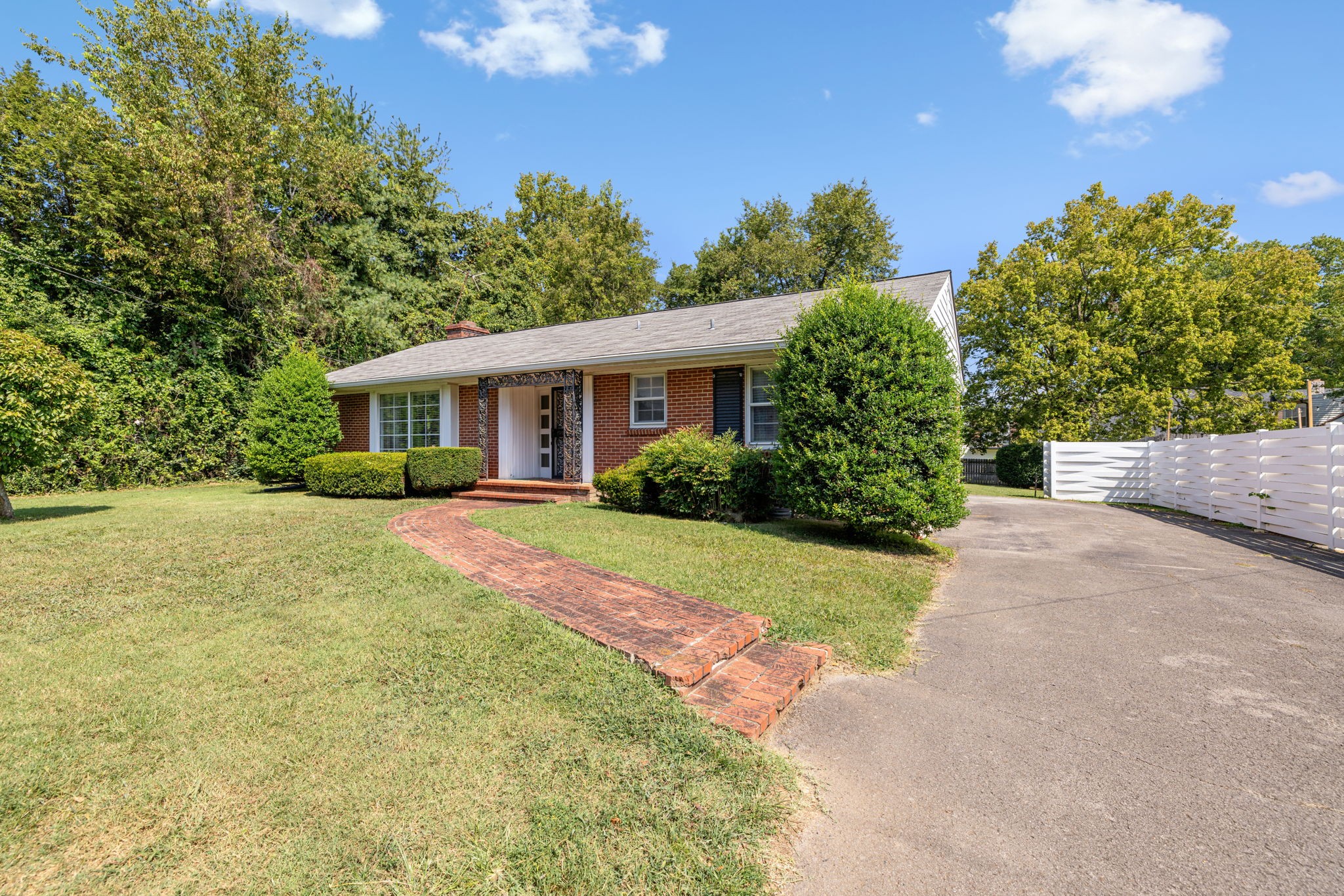 102 Battle Ave
