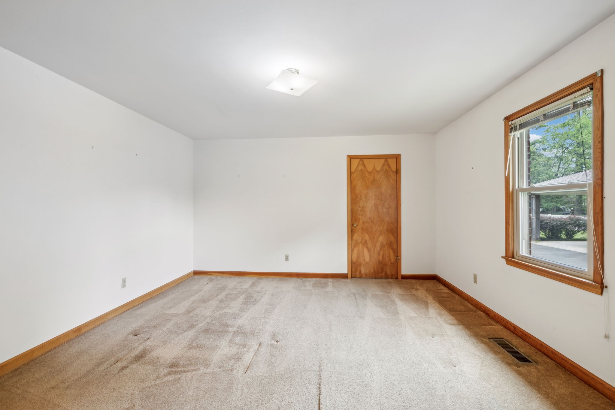 909 Hillsboro Rd