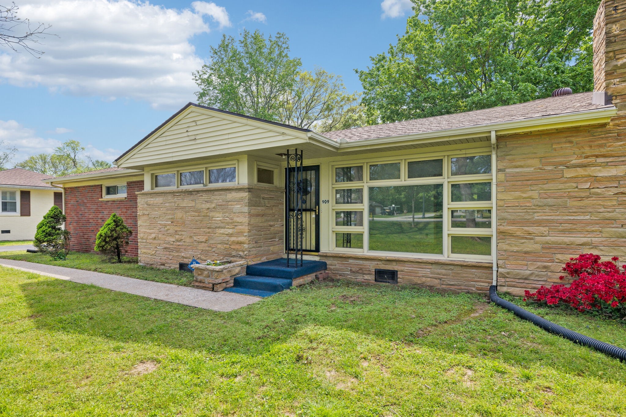 909 Hillsboro Rd