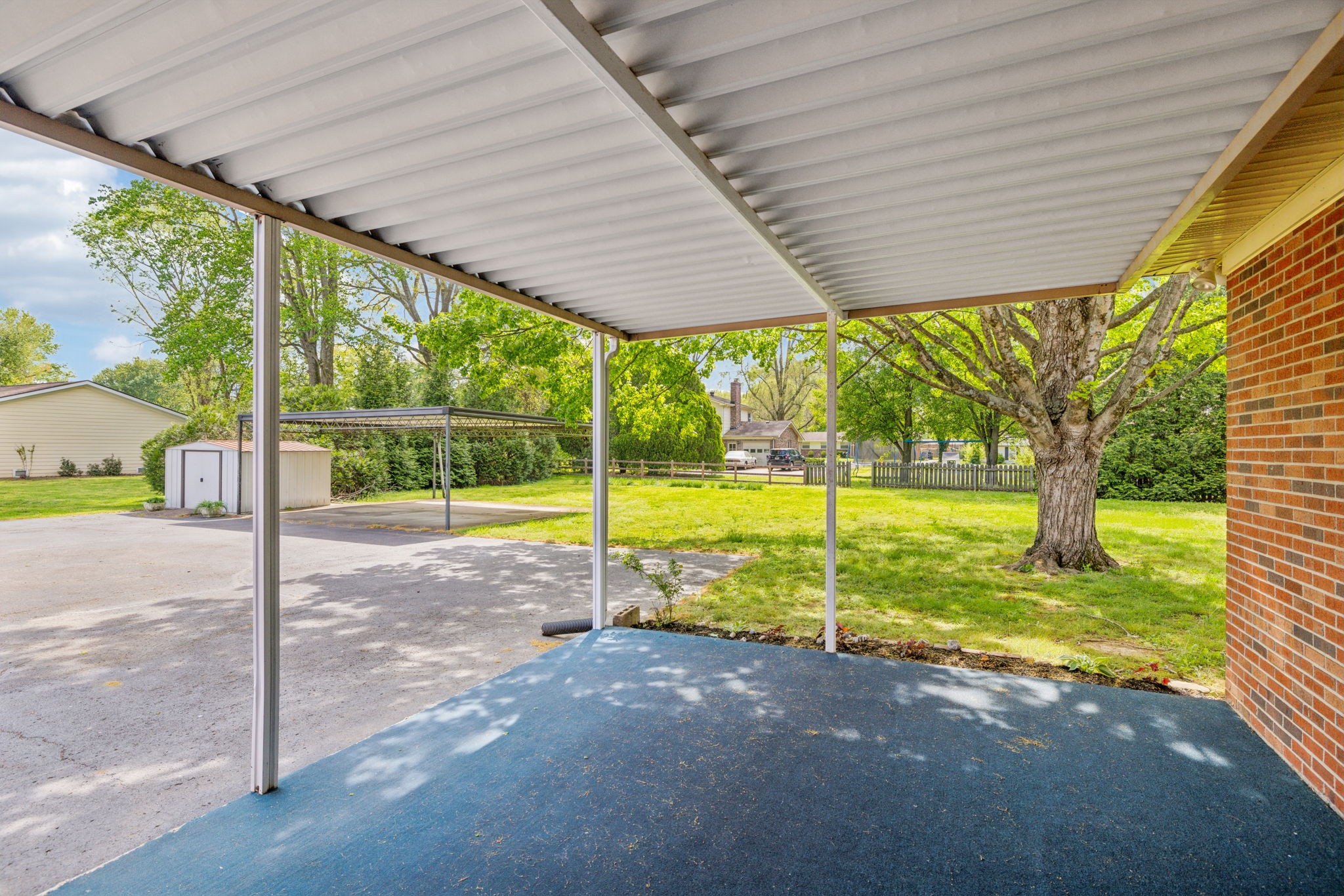 909 Hillsboro Rd