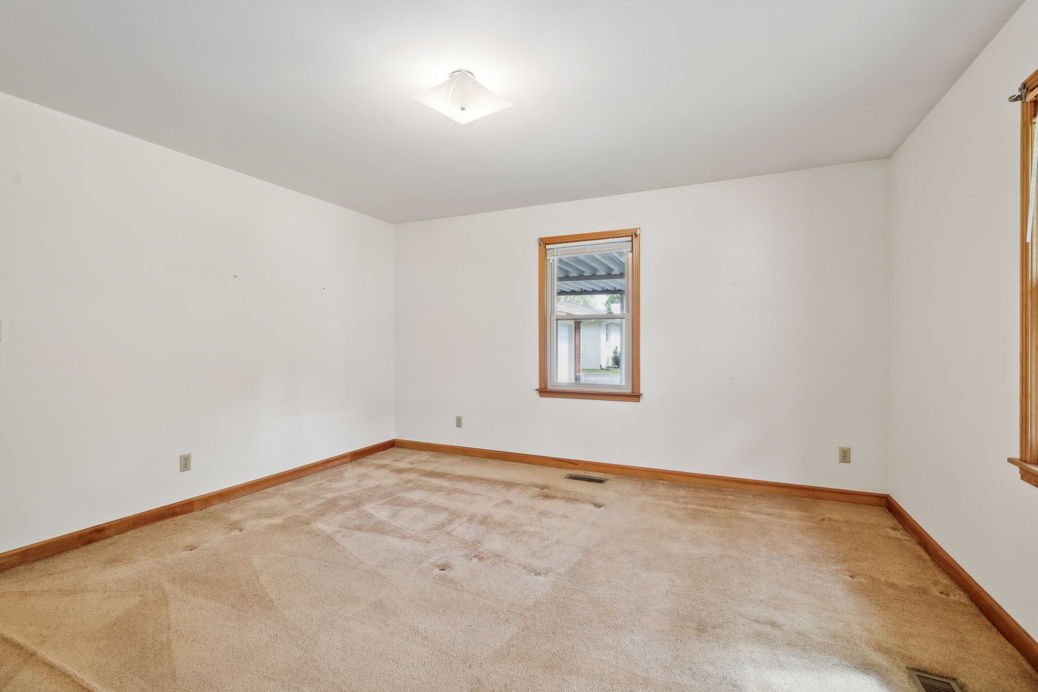 909 Hillsboro Rd
