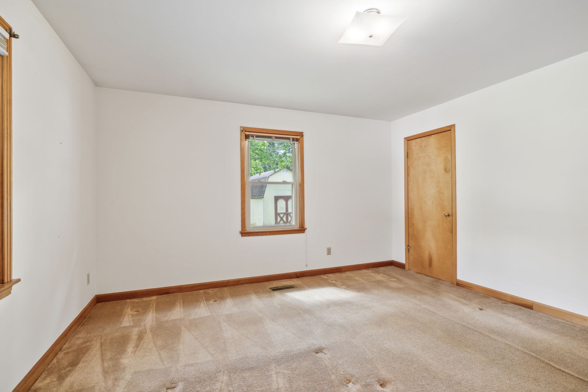 909 Hillsboro Rd