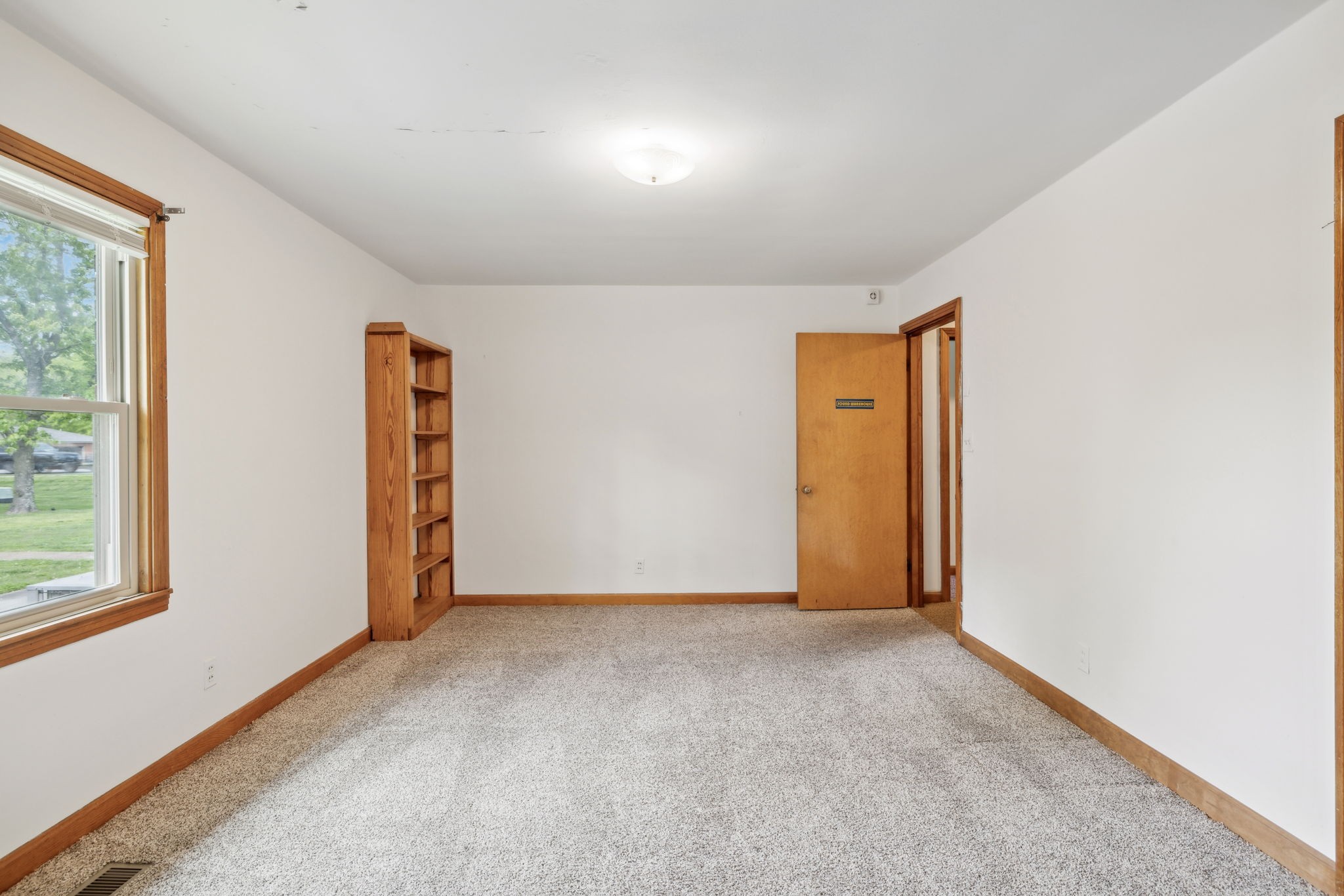 909 Hillsboro Rd