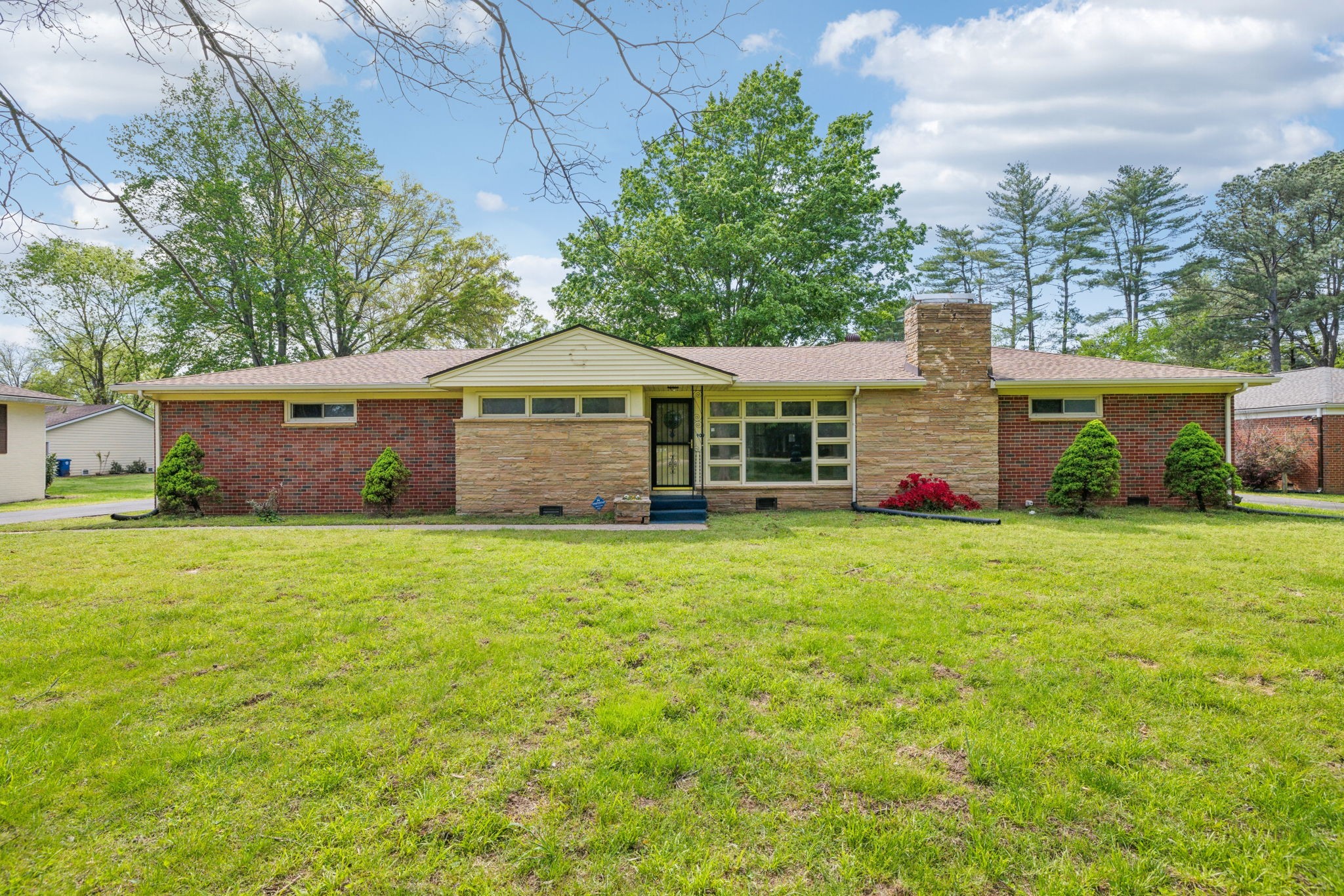 909 Hillsboro Rd