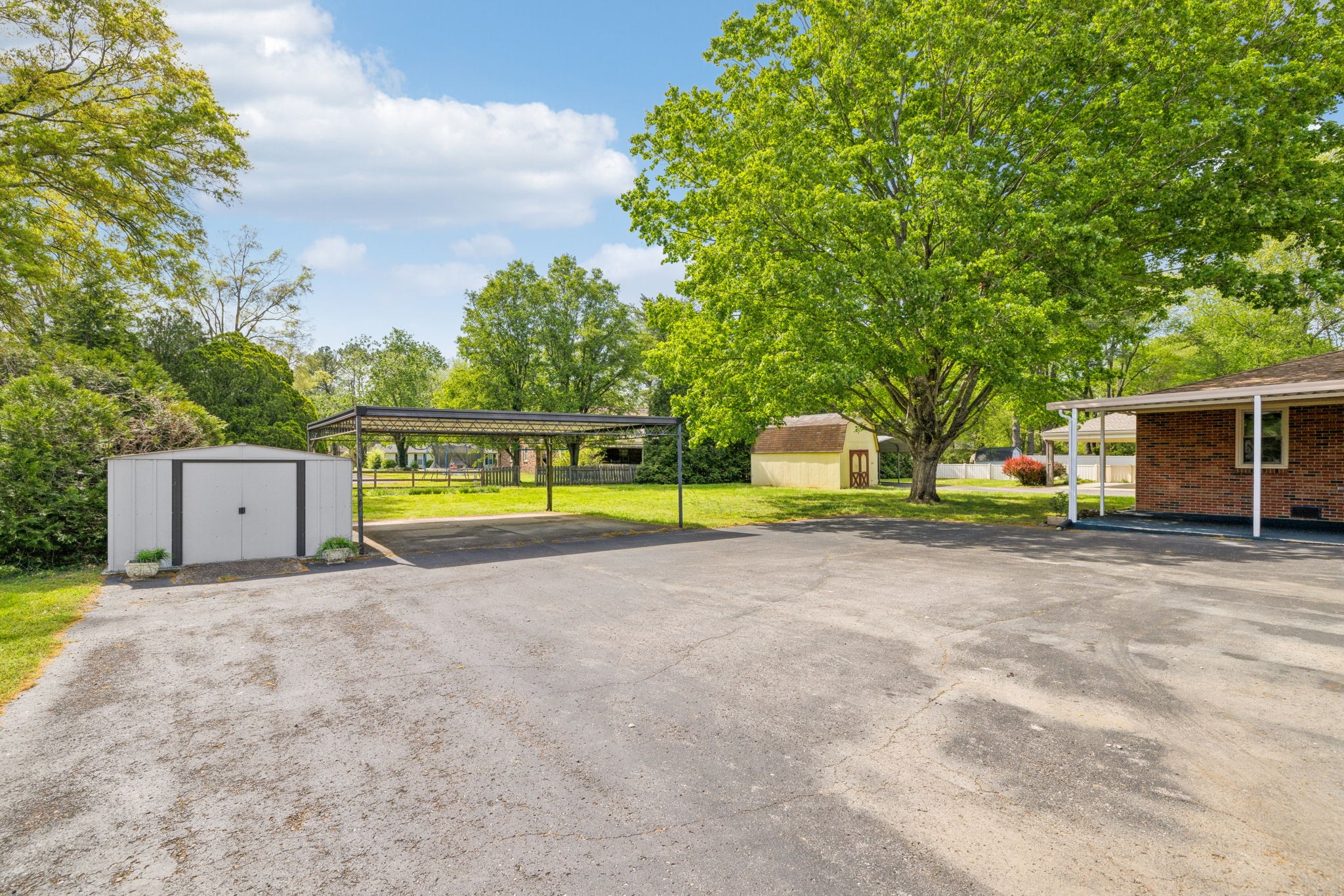 909 Hillsboro Rd
