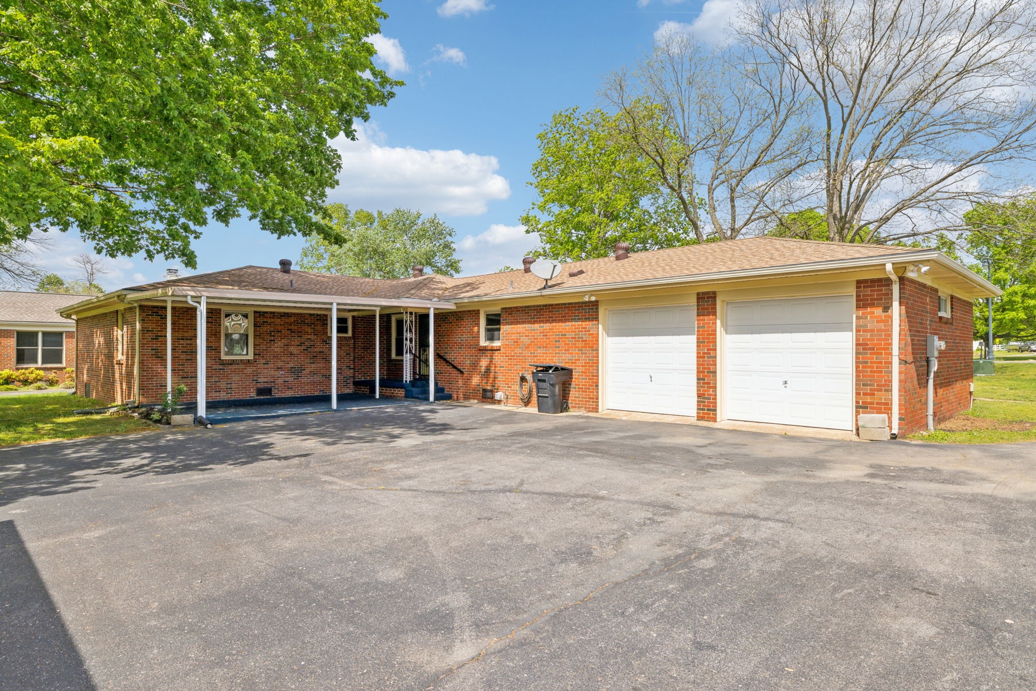 909 Hillsboro Rd