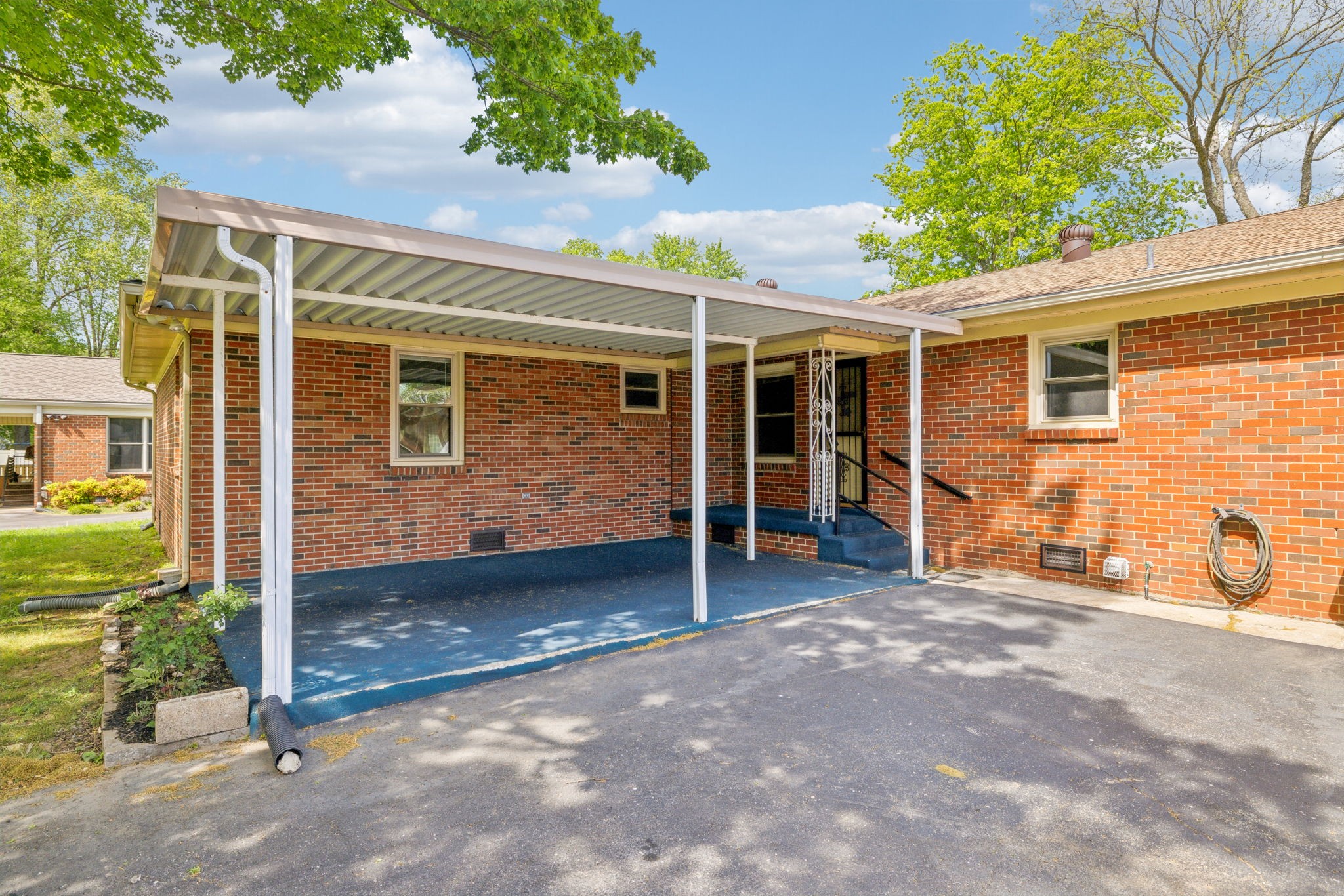 909 Hillsboro Rd
