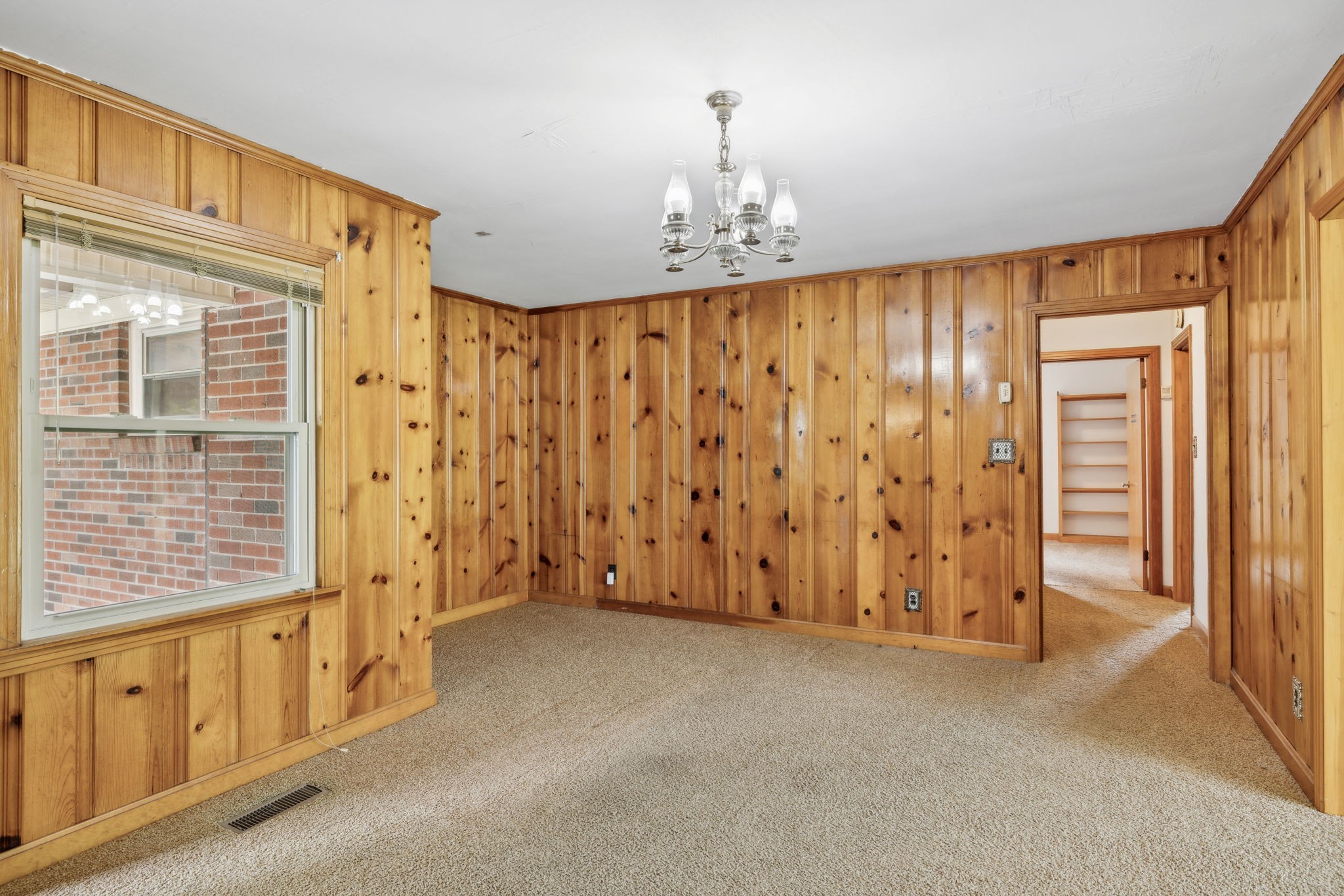909 Hillsboro Rd