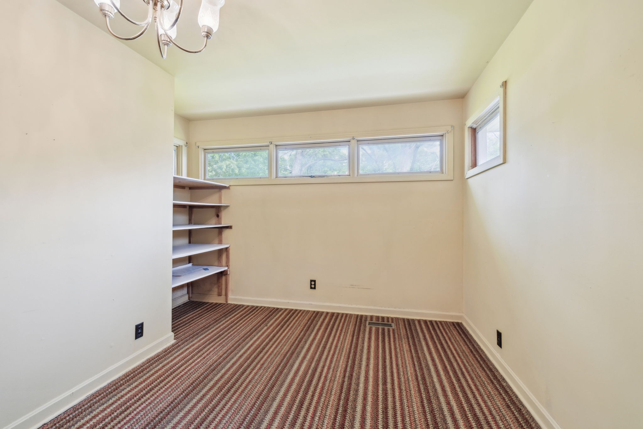 909 Hillsboro Rd