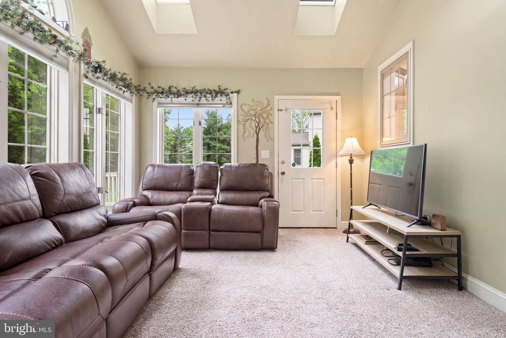 16 Fox Hollow Dr