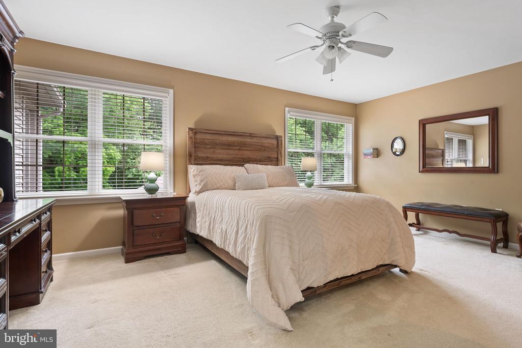 16 Fox Hollow Dr
