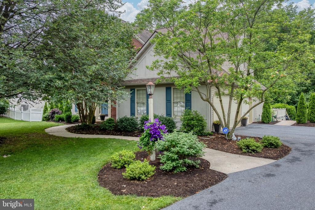 16 Fox Hollow Dr